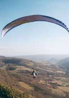 Parapente en vol : Le parapente est une voile divisée en caissons qui une fois gonflés par l'air donnent sa forme caractéristique au parapente.